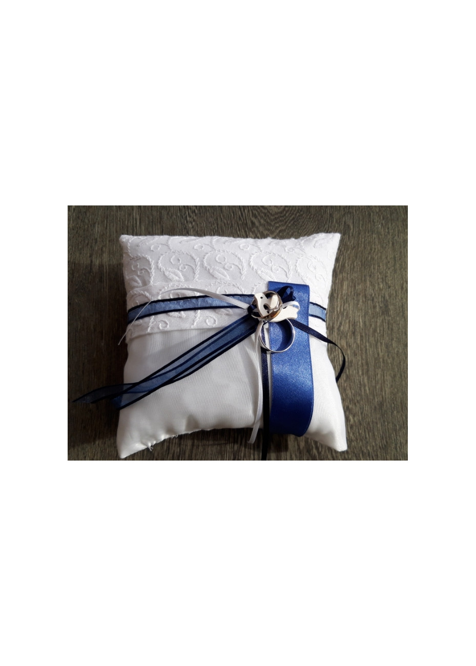 Wit satijnen trouwringenkussen met diepblauw lint