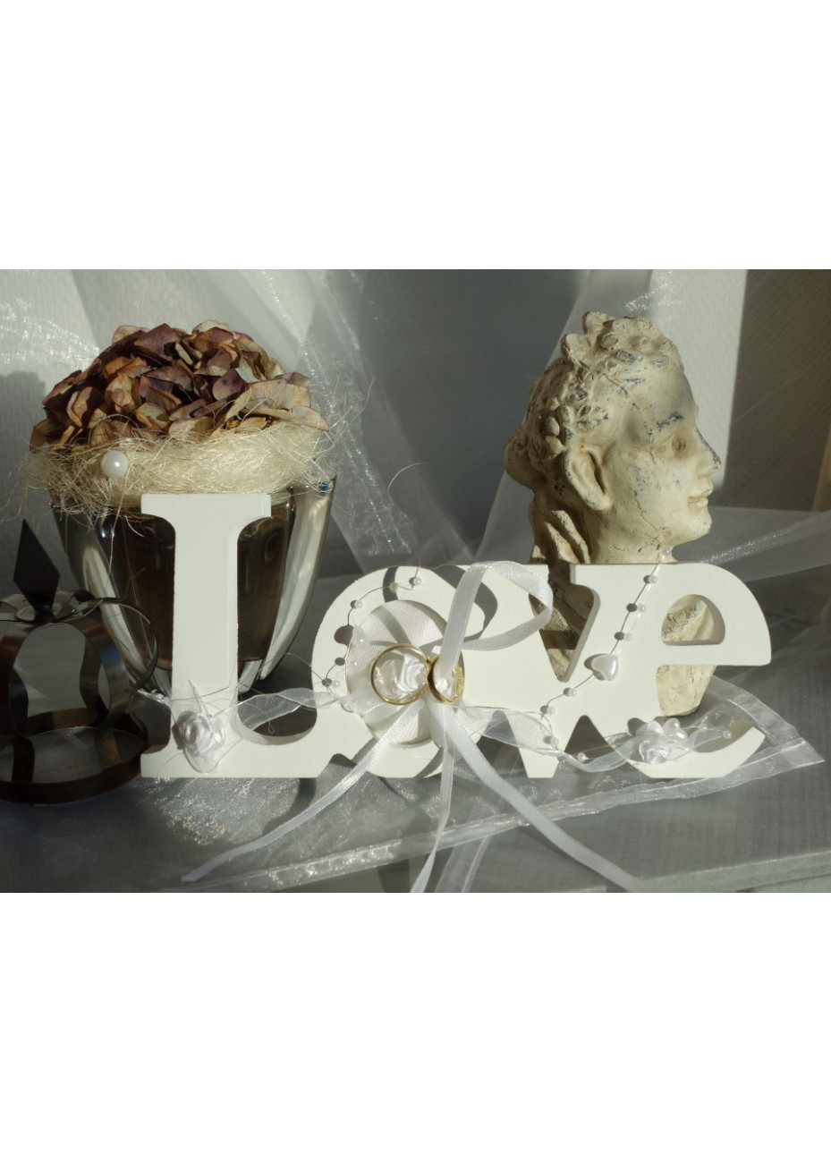 Basis wit houten LOVE met wat subtiele versierselen voor de trouwringen