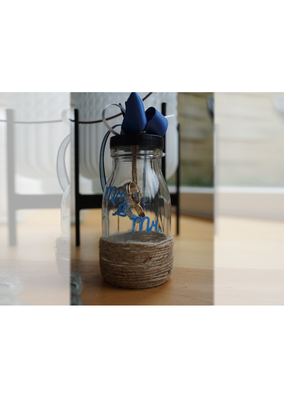 Blauwe fles als trouwringenkussentje