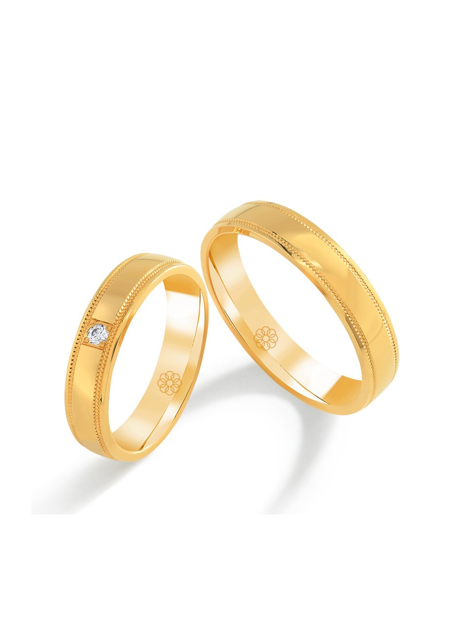 O 219 Een paar geelgouden trouwringen met 0.045 briljant 4.5 mm