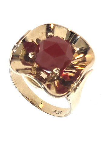 .5.4 gram vintage damesring 8 krt met carneool mt 17.5